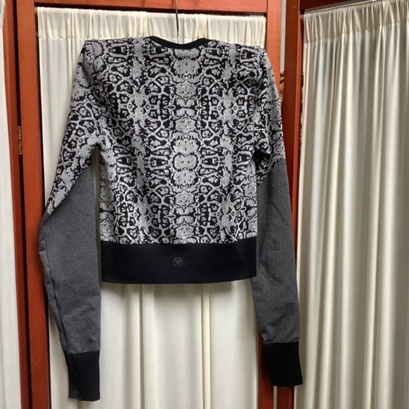 Devon Windsor Kamila Crop Top Long Sleeved Compression NWT Size XS - Picture 3 of 9